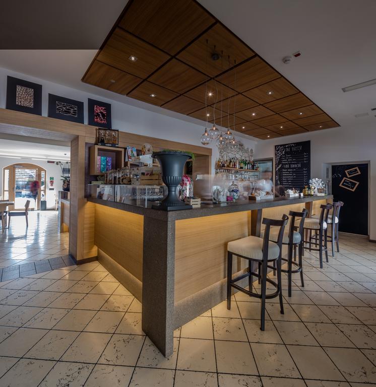Albergo Caffe Centrale Mezzocorona Esterno foto