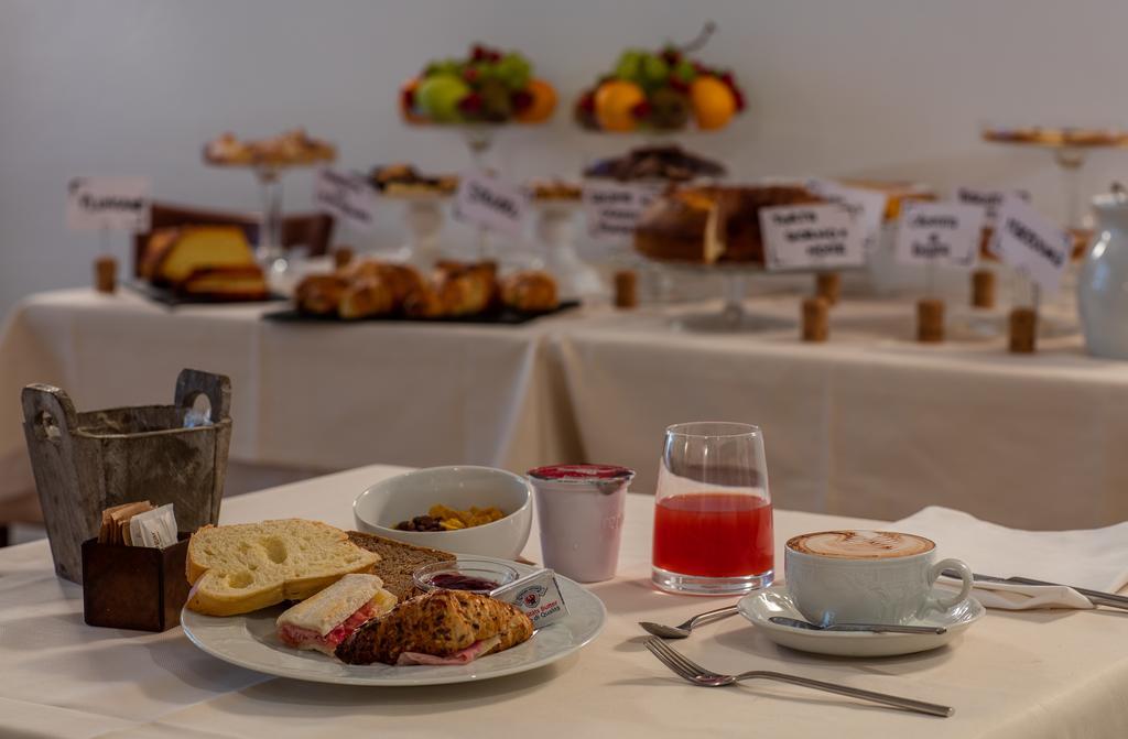 Albergo Caffe Centrale Mezzocorona Esterno foto